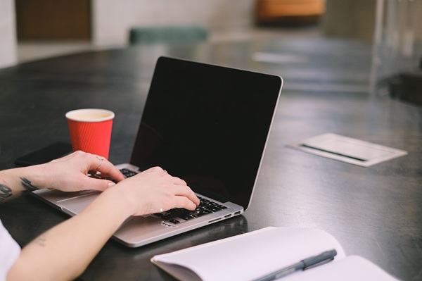 Persona che scrive al computer per guest post e blog tecnologia